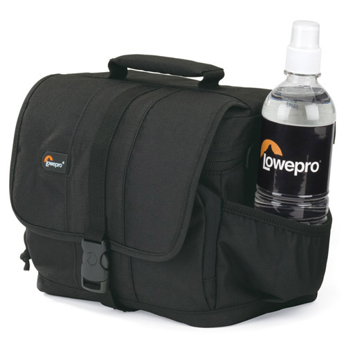 <b>側面ポケットを備える</b>