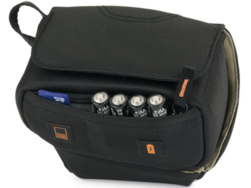 <b>メモリーカードなどの収納部も備える（クイックケース100）</b>