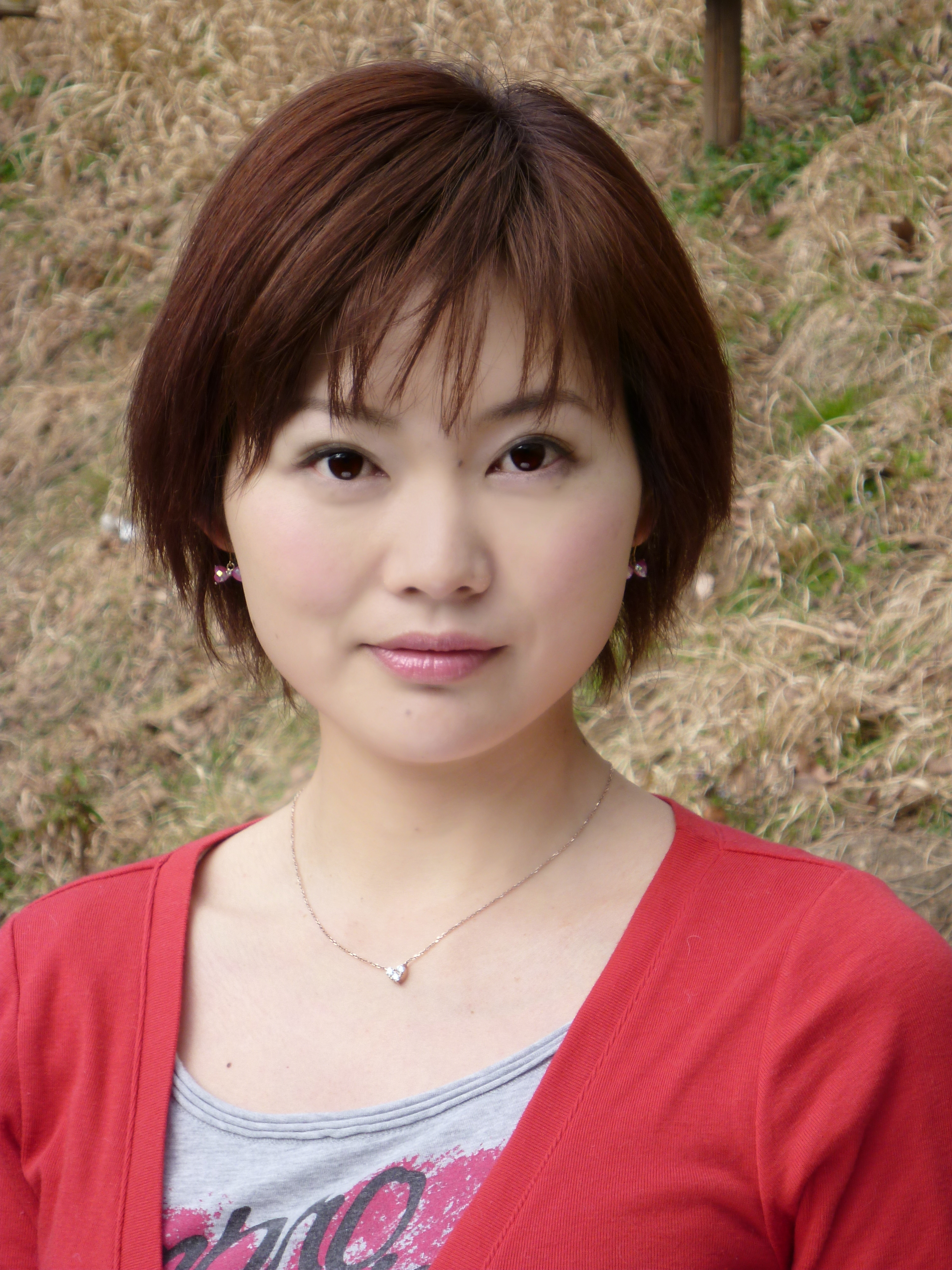 <b>ナチュラルバージョン<br>エステレタッチ：オール100％<br>肌色：下から2番目の自然な白<br>リップカラー：ピンク<br>チークカラー：一番上の自然なピンク<br>アイシャドー：ブラウン</b>