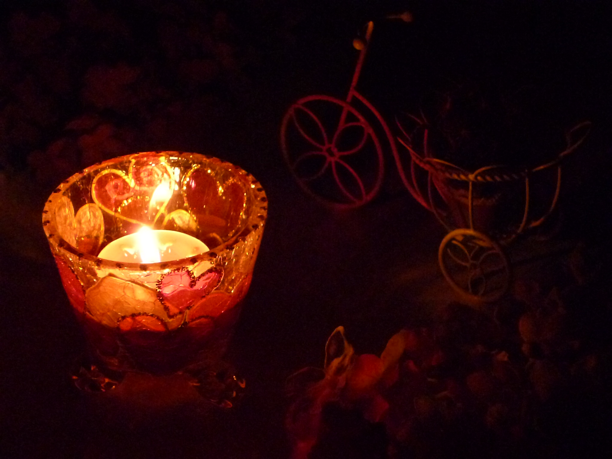 <b>ISO3200（高感度モード）。DMC-FX77 / 2,048×1,536 / 1/40秒 / F4.4 / 0EV / ISO3200 / 高感度モード / WB:オート / 13.4mm</b>