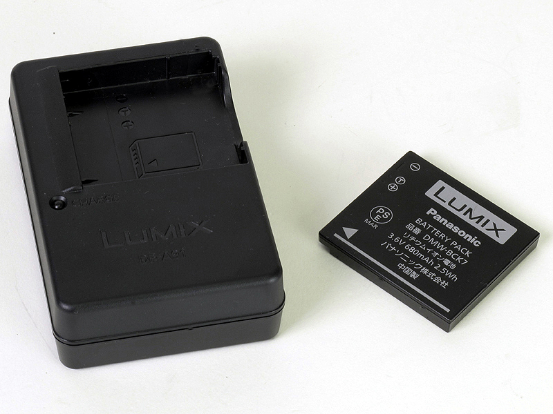 <b>付属の充電器とバッテリー</b>