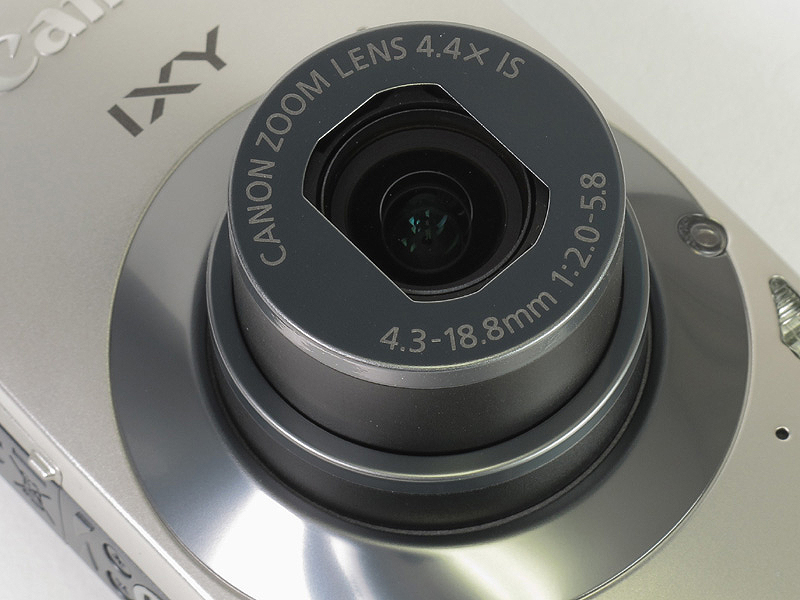 <b>広角24mm相当でF2からのズームレンズを新採用</b>