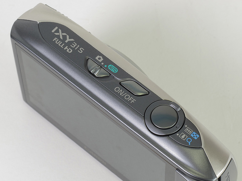 <b>ズームレバーはシャッターと同軸のリングで操作しやすい</b>