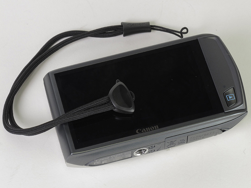 <b>約46万ドットの3.2型タッチパネルを装備。基本的には指で操作できるが、スタイラス付のストラップが付属する。</b>