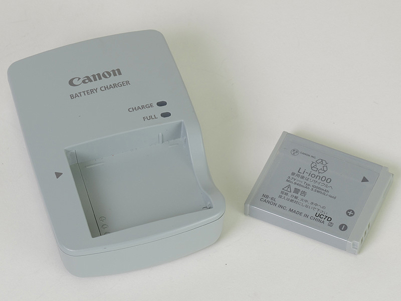 <b>付属の充電器とバッテリー</b>