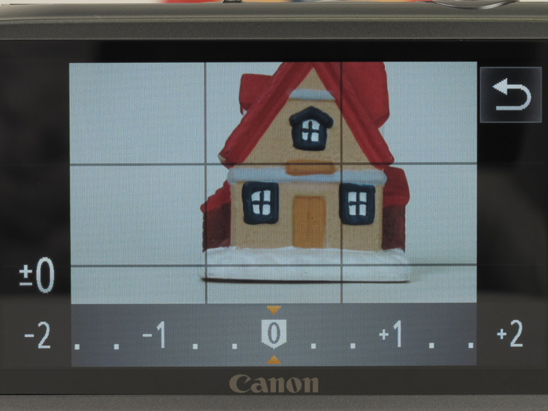 <b>露出補正（左）や絞りの変更（右）も指で行なえる</b>