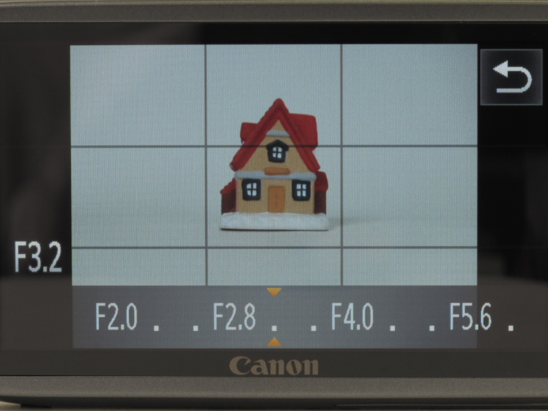 <b>露出補正（左）や絞りの変更（右）も指で行なえる</b>