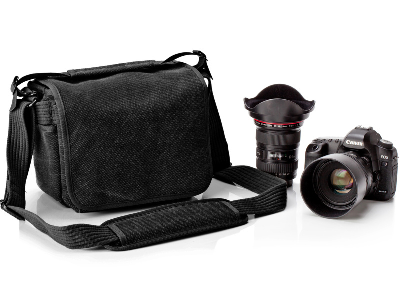 <b>ナイロン素材のブラックも用意した</b>