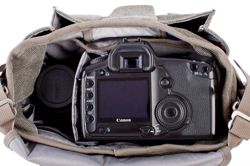 <b>デジタル一眼レフカメラの収納例</b>