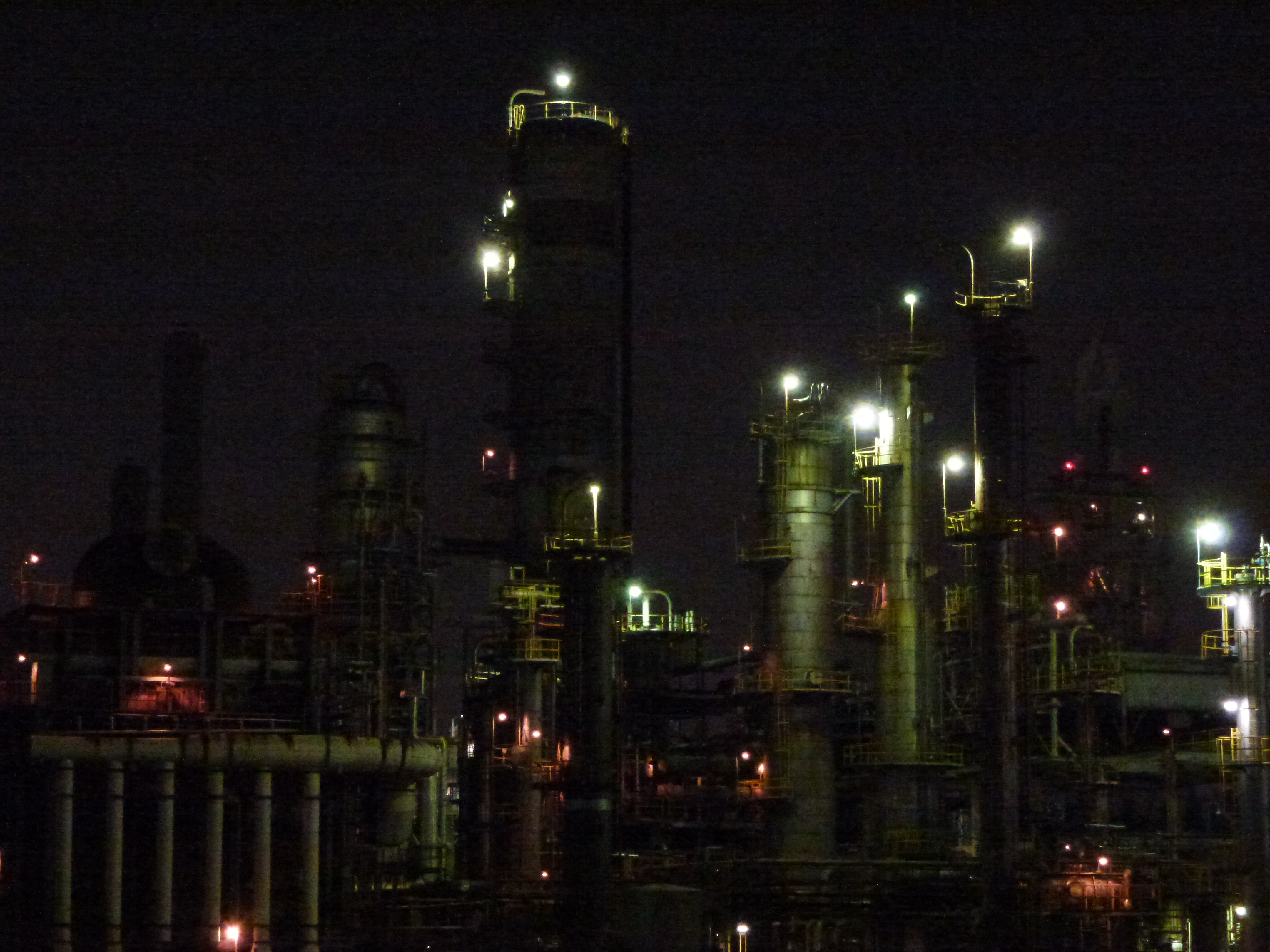 <b>手持ち夜景で撮影。DMC-TZ20 / 5.4MB / 4,320×3,240 / 1/4秒 / F4.9 / 0.0EV / ISO1600 / WB:オート / 16mm</b>