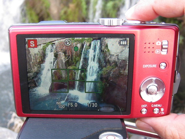 <b>シャッター速度優先AE時はシャッターボタンを半押しし、適正露出だと絞りのシャッター速度が白文字で表示される</b>