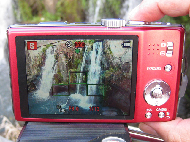 <b>適正露出を越えると赤文字で表示される</b>