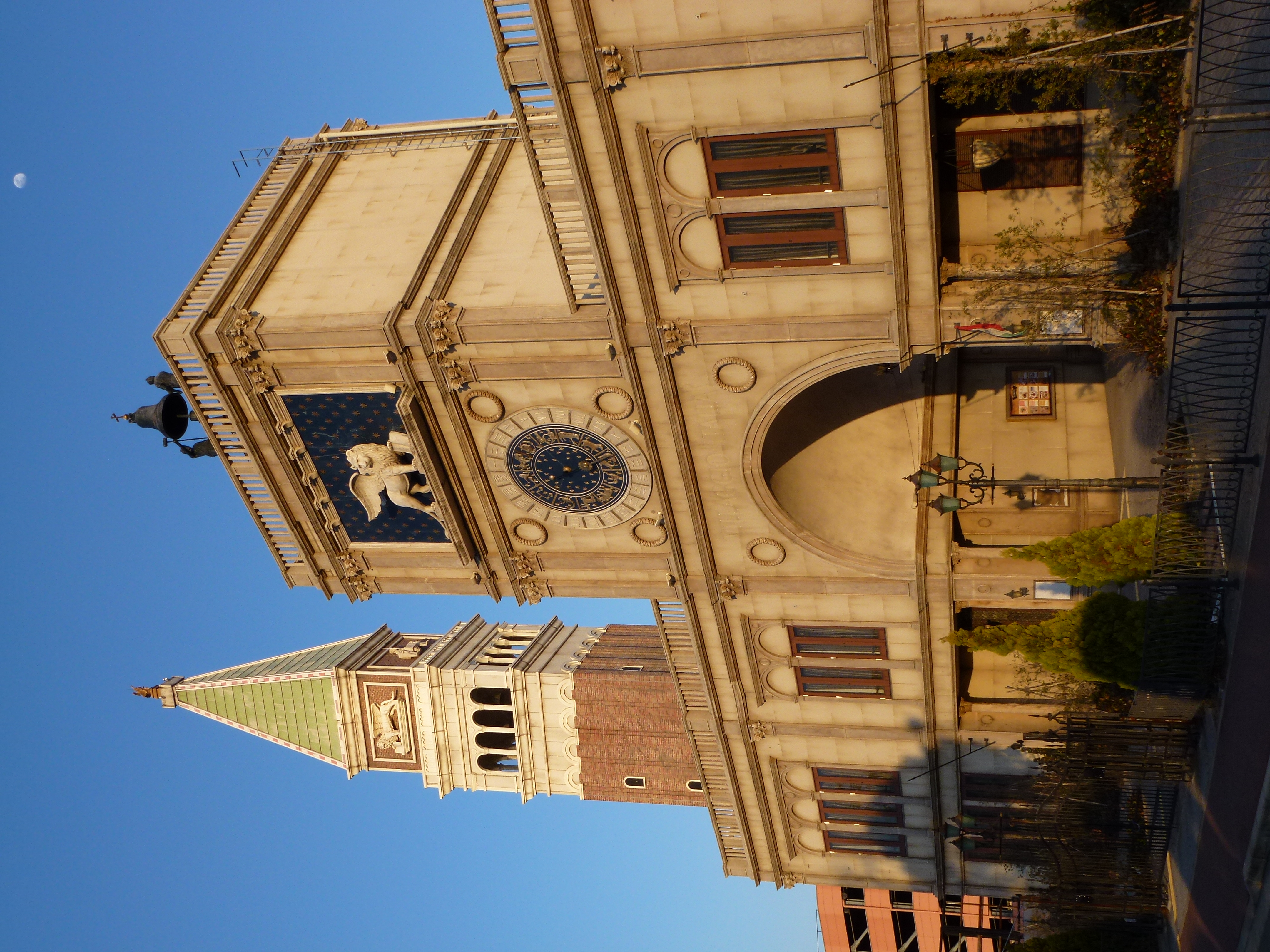 <b>DMC-TZ20 / 5.2MB / 3,240×4,320 / 1/400秒 / F4 / 0.0EV / ISO100 / WB:オート / 6.4mm</b>