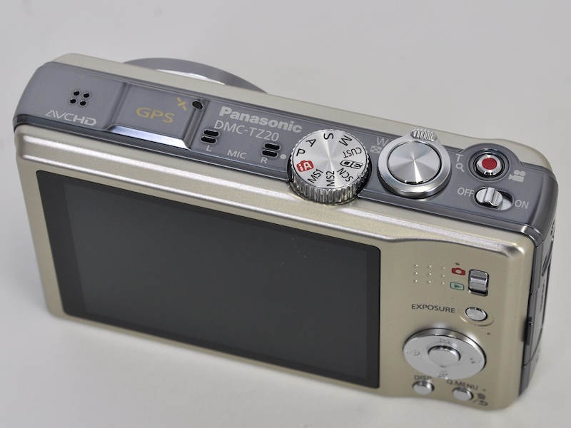 <b>動画ボタンが上面に移動。モードダイヤルに「3D」が追加されている</b>