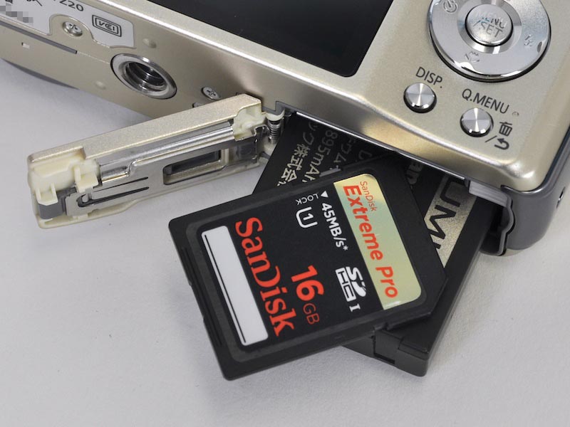 <b>記録メディアはSDXC/SDHC/SDメモリーカードに対応</b>