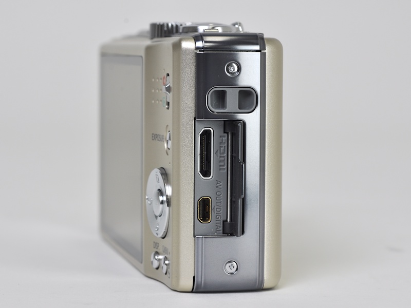 <b>本体側面にHDMI端子を備える</b>