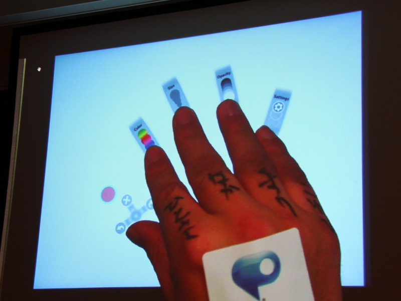 <b>5本の指を画面に置くと各機能を呼び出せる。目的の機能が割り当てられた指以外を離す</b>