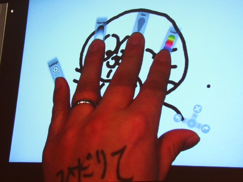 <b>左手でも使用可能。指への割り当ては右手と変わらない</b>