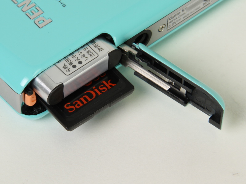 <b>記録メディアはSDXC/SDHC/SDメモリーカードに対応。バッテリーはUSB充電に対応する</b>