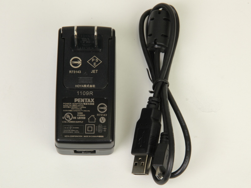 <b>付属のチャージャーとケーブル</b>