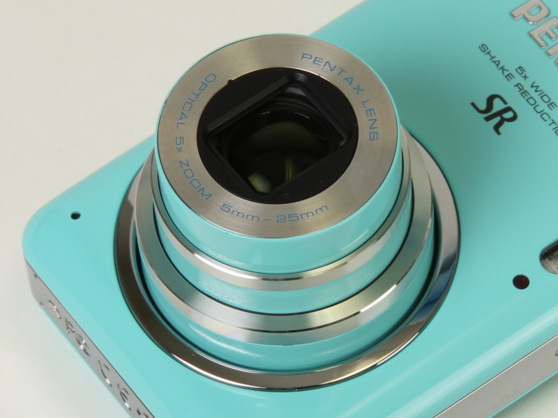 <b>レンズ鏡筒もボディカラーに合わせた配色</b>