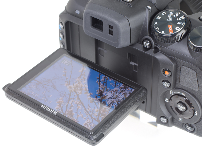 <strong>液晶モニターは上下方向に可動式。ローアングルやハイアングルで撮影する際に重宝する</strong>