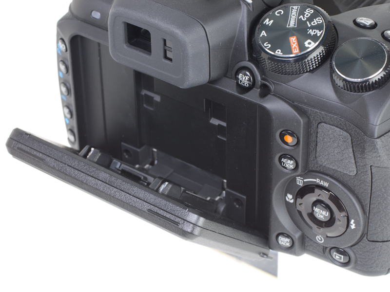 <strong>液晶モニターは上下方向に可動式。ローアングルやハイアングルで撮影する際に重宝する</strong>