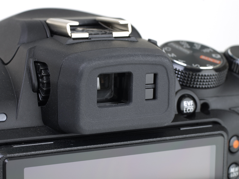 <strong>EVF接眼部。右側の窓はアイセンサー</strong>