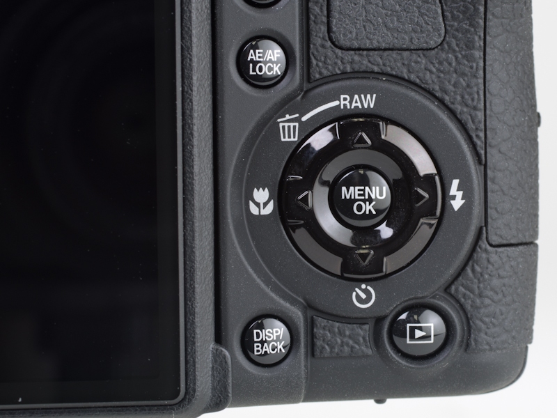 <strong>背面操作部。キーの操作レスポンスは良く、キビキビと動いてくれるのでストレスはない</strong>