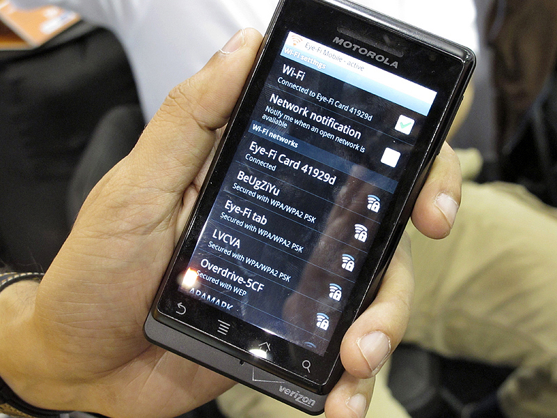 <b>ダイレクトモードを利用しているところ。スマートフォンのWi-Fi接続先にEye-Fiカードが現れる（2011 International CESで撮影）</b>