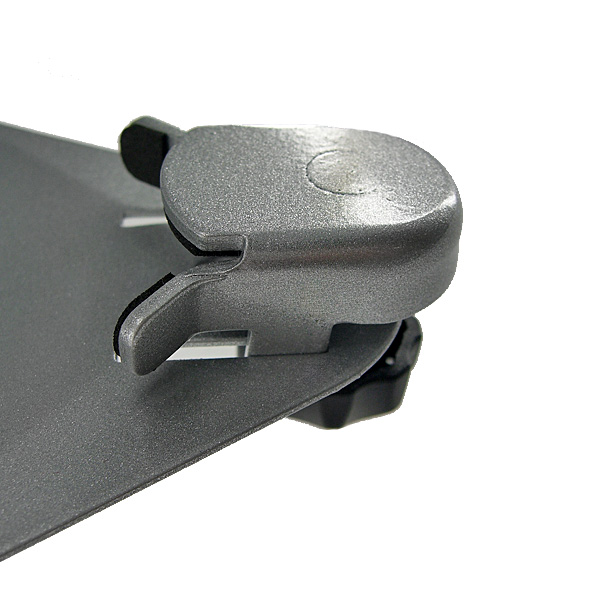 <b>iPad本体は四隅の留め具で固定する</b>