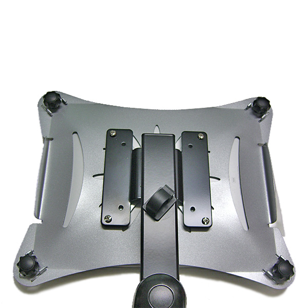 <b>モニターアームに取り付けたところ</b>