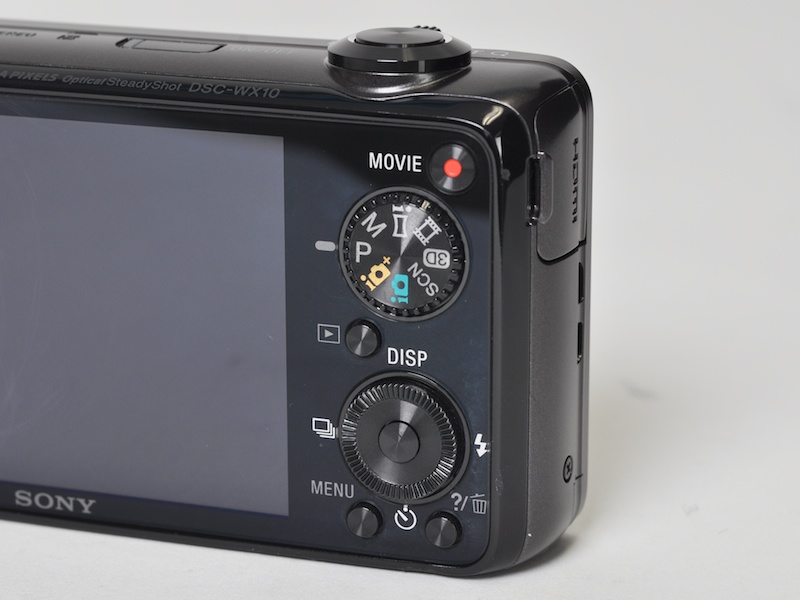 <b>右手親指はモードダイヤル上に置くタイプ。ダイヤルやボタンの配置は少々せせこましい印象だ</b>