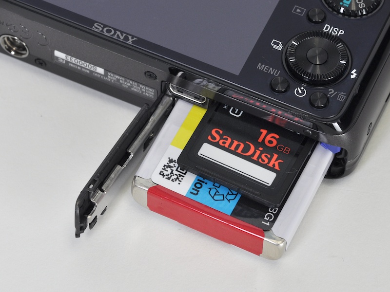 <b>SD系とメモリースティックデュオ系を混用できる。SDXCメモリーカードにも対応する</b>