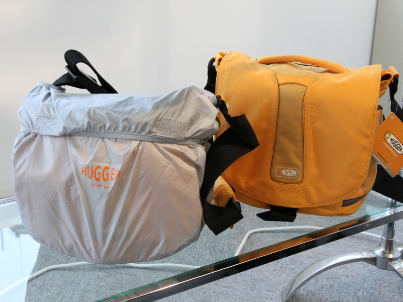 <b>レインカバーの装着例（左）</b>