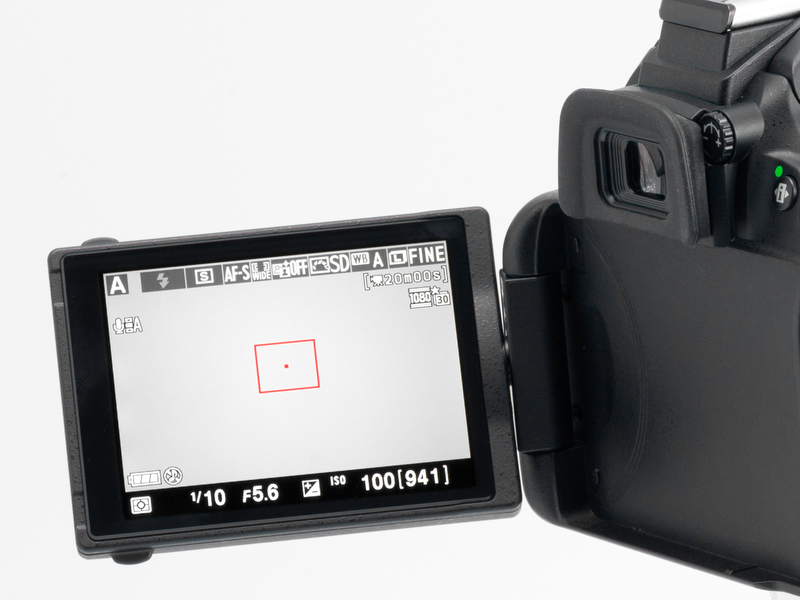 <b>三脚撮影時に邪魔にならない横開きのバリアングル液晶モニターを搭載。3型、92万ドットはいいが、少し暗めに感じた</b>