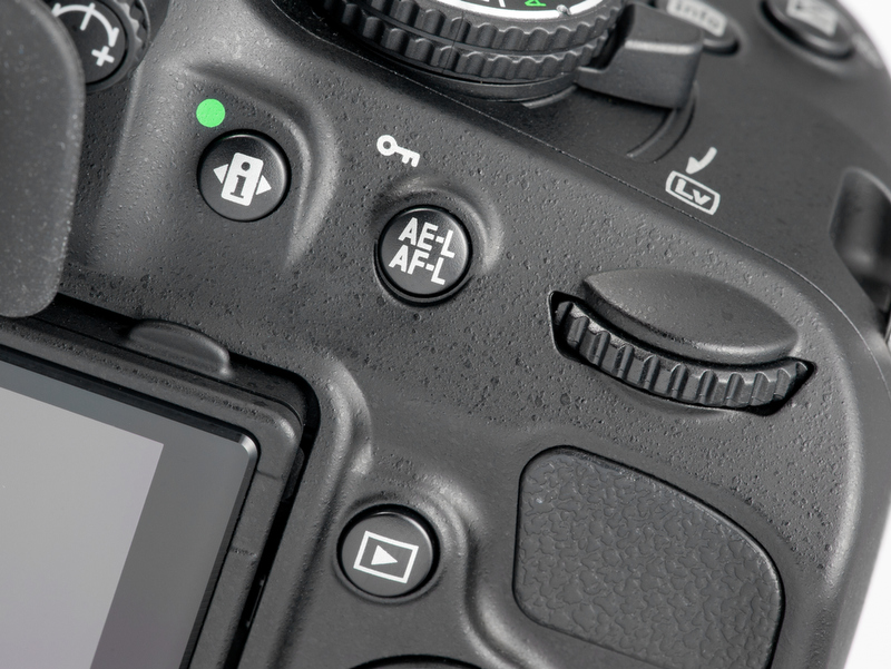 <b>背面右手側上部の操作部。液晶モニターの左側にあったボタンたちが引っ越してきた関係で、少しにぎやかになってきた</b>