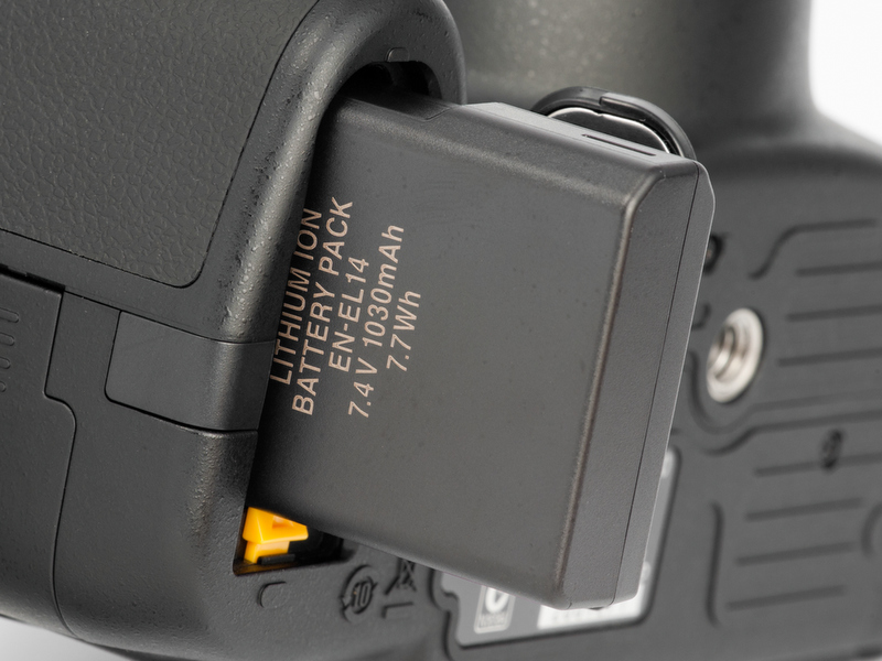 <b>バッテリーはD3100と同じタイプ。容量は1,030mAh。CIPA基準の撮影可能枚数は660枚</b>