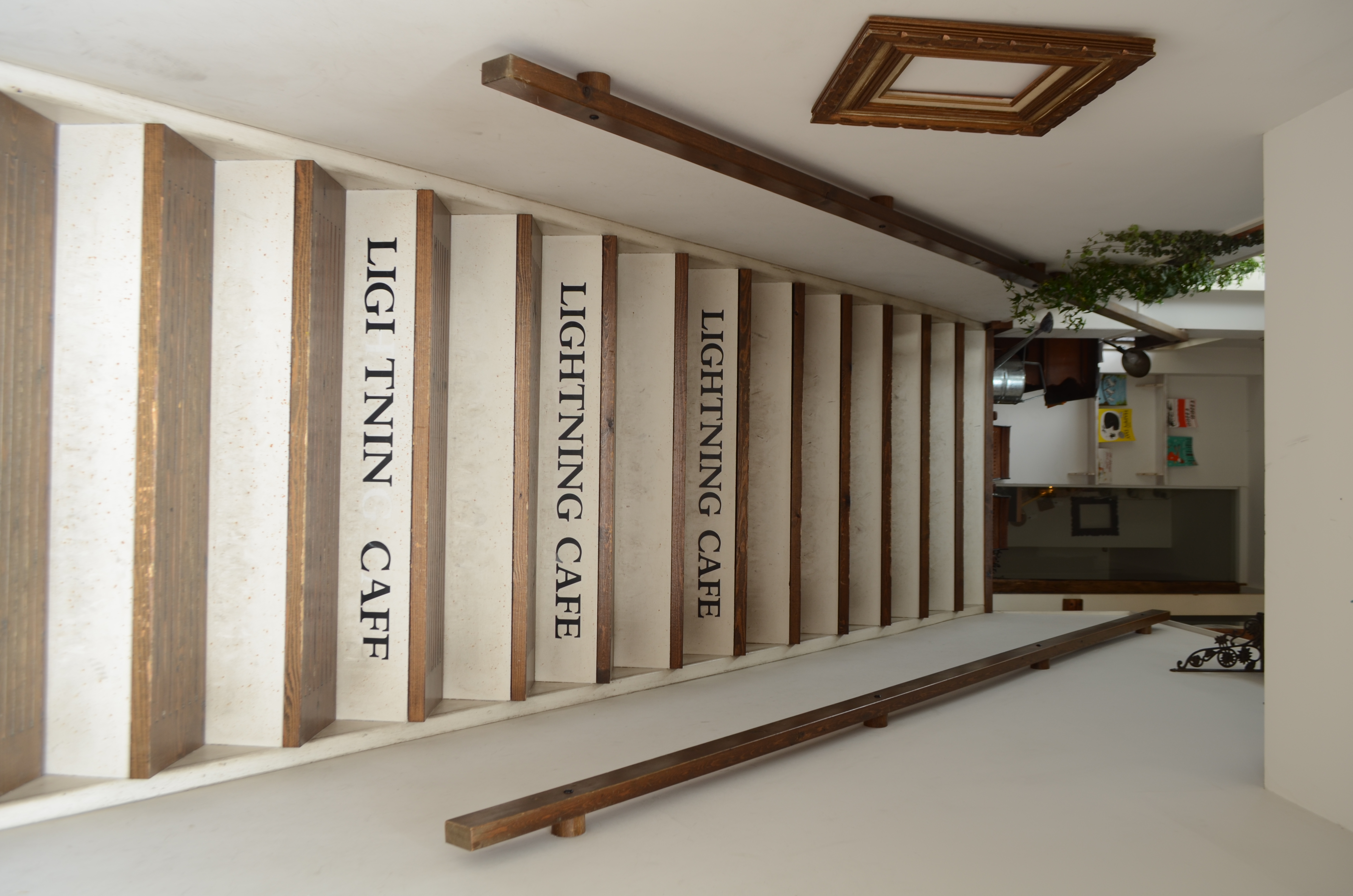 <b>キットレンズのVR（手ブレ補正）の効き目は公称でシャッター速度3段分。ちょっと暗いくらいなら手持ちで十分に撮れる。D5100 / AF-S DX NIKKOR 18-55mm F3.5-5.6 G VR / 4,928×3,264 / 1/25秒 / F5.6 / 0.7EV / ISO100 / WB:太陽光 / 18mm（27mm相当）</b>