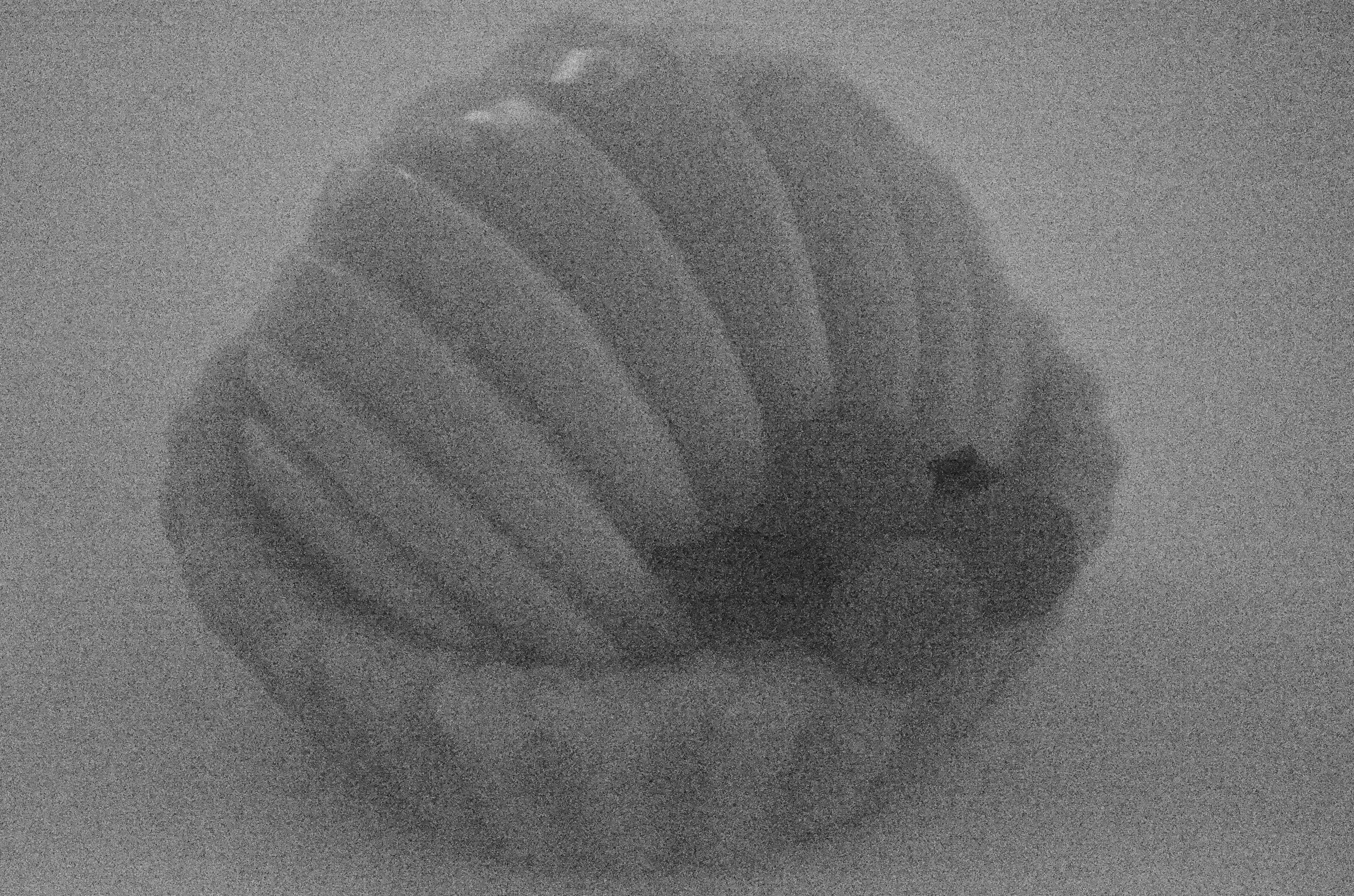 <b>照明を全部消して撮ってみた。ISO100ならF5.6で20秒露光が必要な暗さ。画質はすごいけど、撮れること自体に価値があるといえる。D5100 / AF-S DX NIKKOR 18-55mm F3.5-5.6 G VR / 4,928×3,264 / ナイトビジョン / 1/50秒 / F5.6 / 0EV / ISO102400 / WB:太陽光 / 55mm（82.5mm相当）</b>