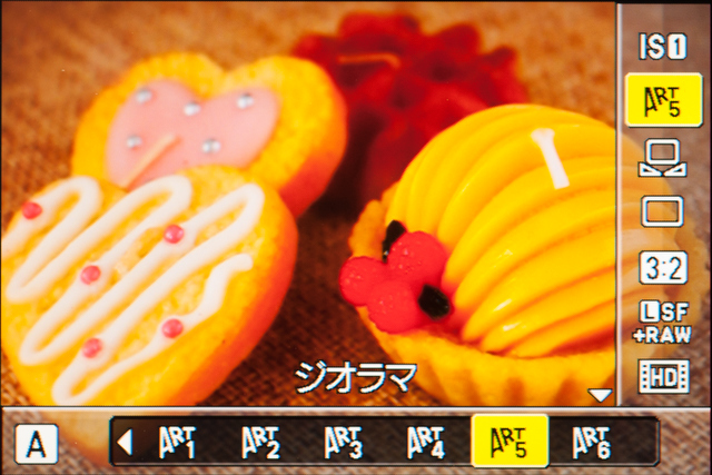 <b>ライブコントロールでピクチャーモード設定時の画面。左下の露出モード表示を見るとわかるように絞り優先AEでもアートフィルターが使える</b>