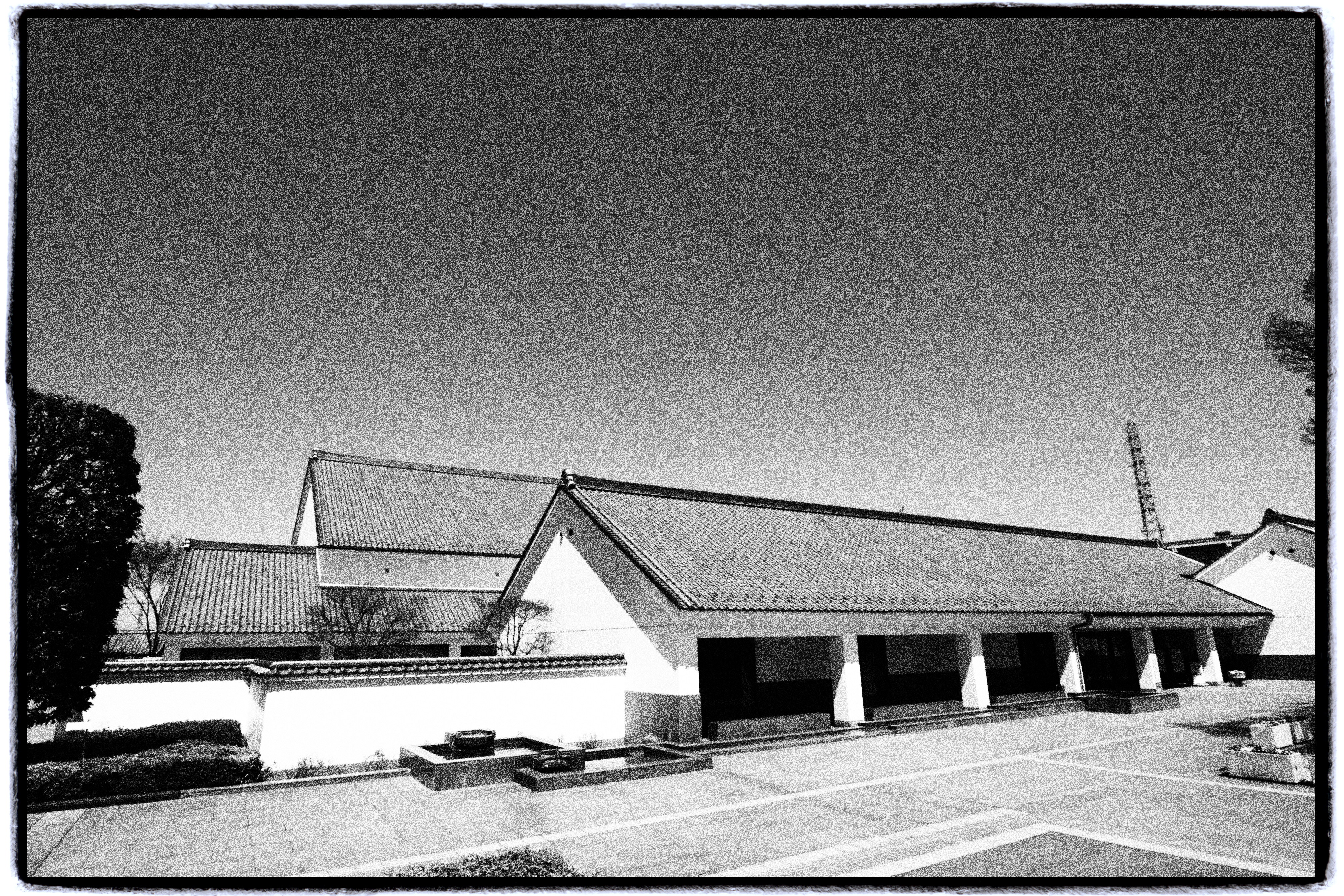 <b>ラフモノクロームなどの4種類にはフレーム効果が付けられる。これもけっこうお気に入り。画角が狭くなるのは惜しいけど。E-PL2 / M.ZUIKO DIGITAL ED 9-18mm F4-5.6 / 絞り優先AE / ラフモノクロームI + フレーム効果 / 4,032×2,688 / 1/800秒 / F8 / -0.3EV / ISO200 / WB:オート / 9mm（18mm相当）</b>