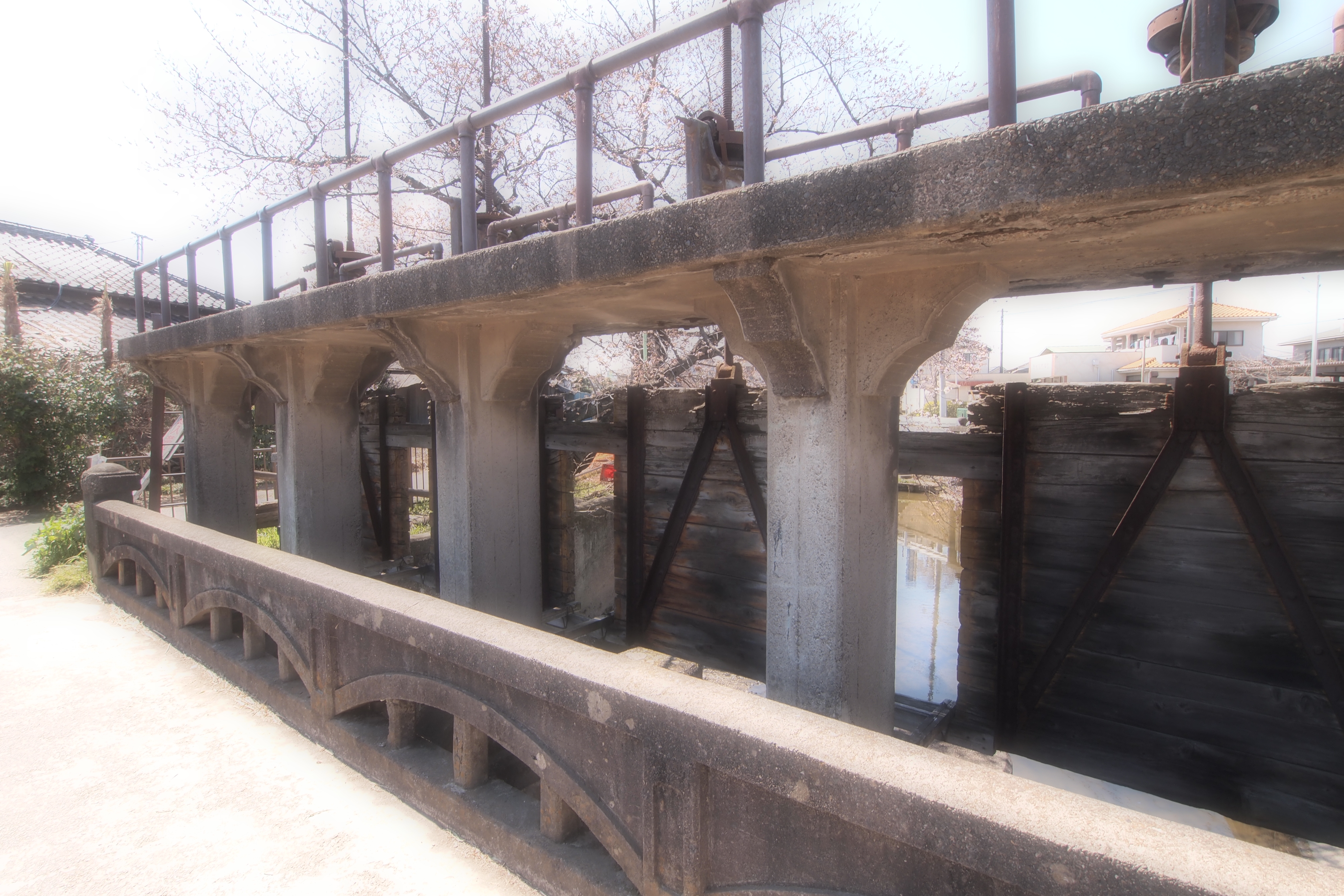 <b>古い堰が残っていたのを撮ってみた。調べてみたら昭和初期につくられた農業用水の取水堰とのこと。E-PL2 / M.ZUIKO DIGITAL ED 9-18mm F4-5.6 / 絞り優先AE / ファンタジックフォーカス / 4,032×2,688 / 1/125秒 / F8 / 0EV / ISO200 / WB:オート / 9mm（18mm相当）</b>