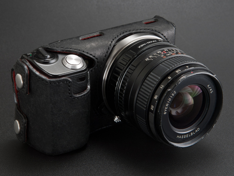 <b>両サイドをスナップボタンで留め、NEX-5をケースで包み込む。AF補助光やリモコン受光部、マイク、スピーカーは妨げない設計だ</b>