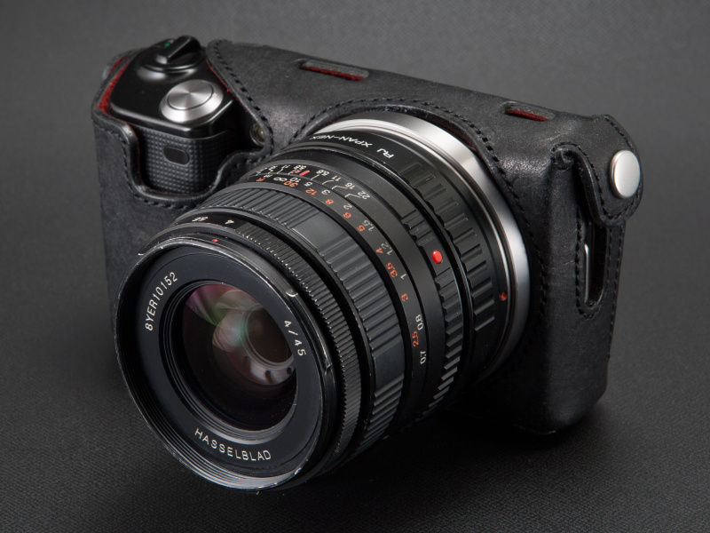 <b>マテリアルは、同社が得意とするダメージ加工済みのイタリアンオイルドレザーを使っている</b>