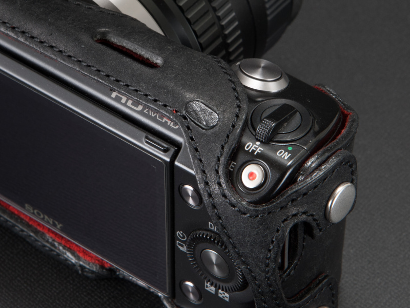 <b>再生ボタンをケースが覆ってしまうが、黒いレザーチップでマーキングを施している。このマークの上から押し込めばよい</b>