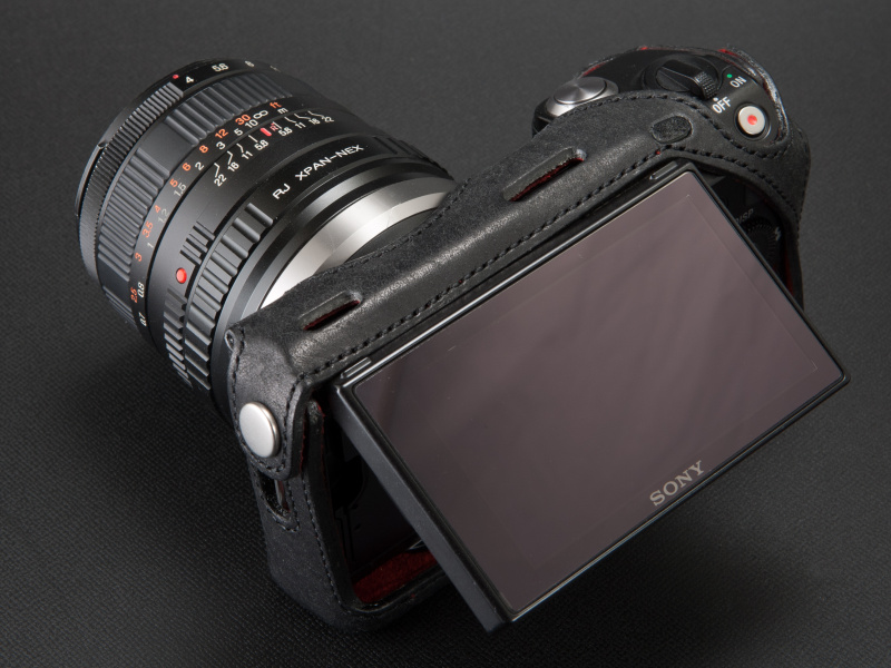 <b>ケースを付けた状態で液晶チルトが可能。ケース自体はボディにしっかりとフィットしている</b>