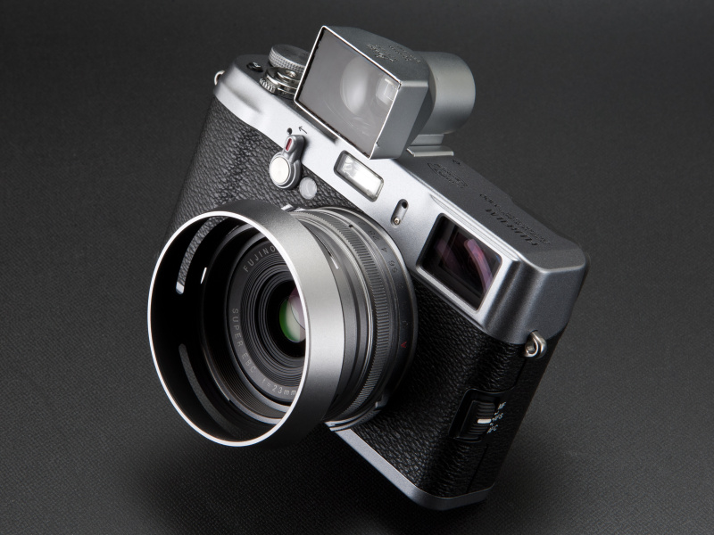<b>ライカ用35mmファインダー、SBLOOを付けてみた。FinePix X100に対してかなり大きい</b>