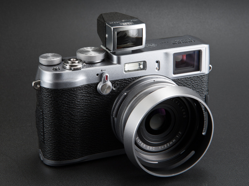 <b>ツァイスイコンの432/5は35mmレンズ用のファインダーだ。前面がボディとそろい、バランスがよい</b>