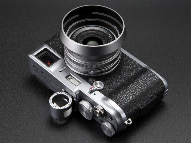 <b>あえてライカの50mmファインダー、SBOOIを付けてみた。画角は異なるがルックスは上々だ</b>